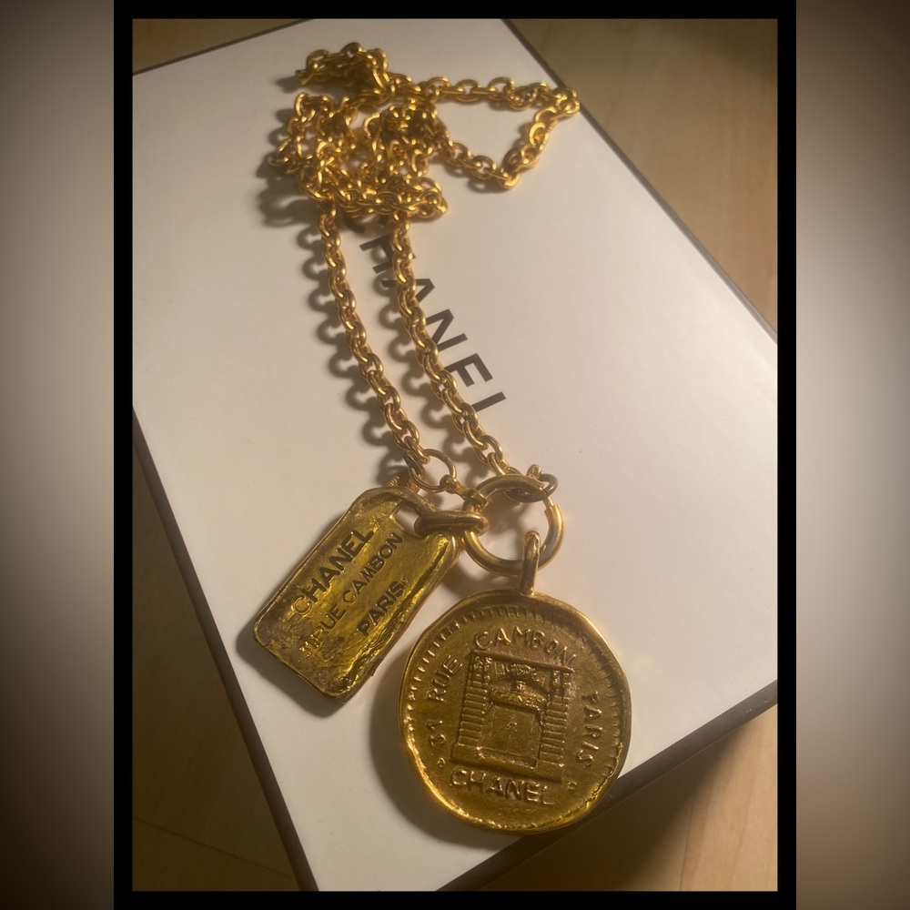 Vintage CHANEL 31 Rue Cambon Multi-Charm Medallion Pendant Necklace Gold - Picture 3 of 10